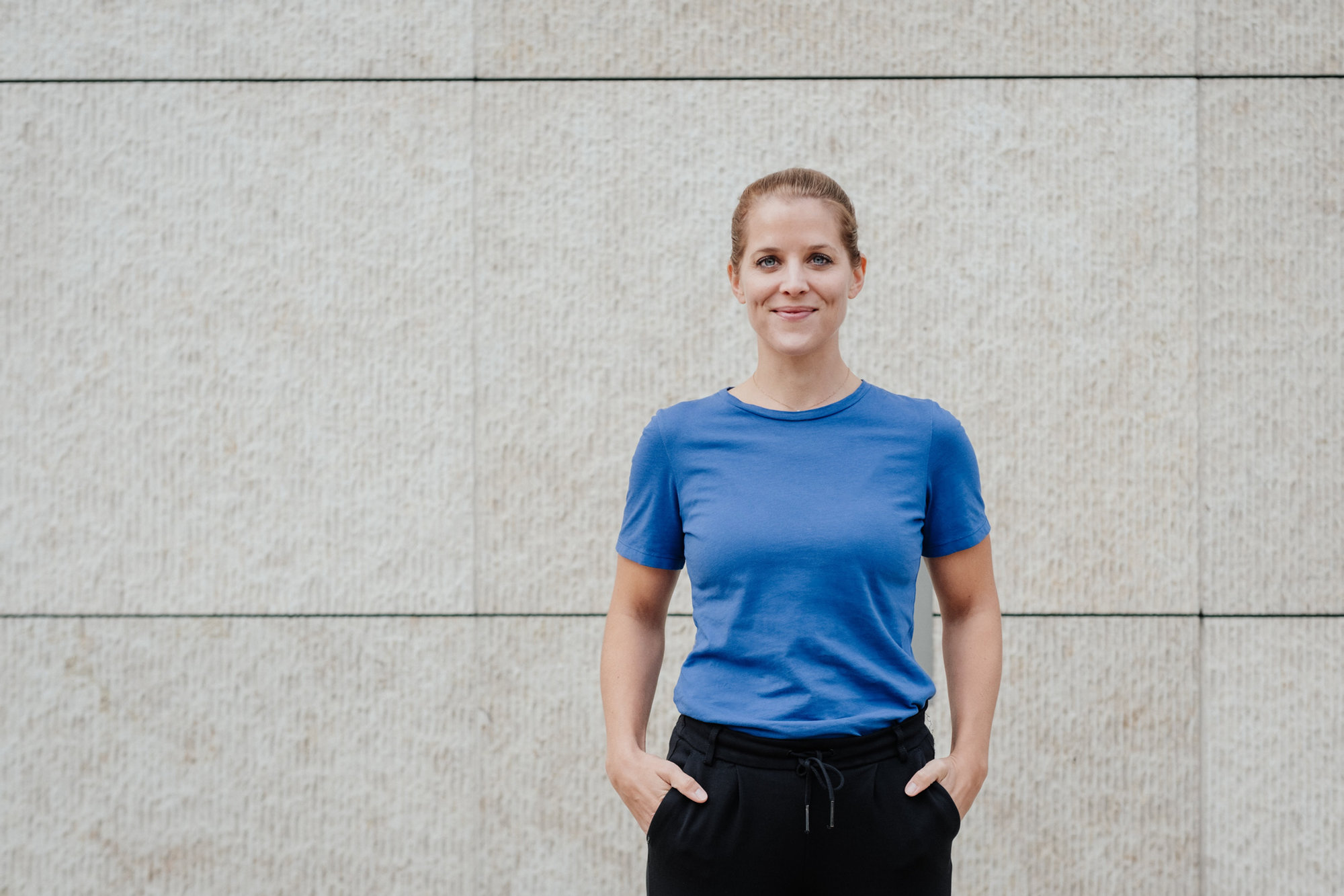 Nele Weltner vor einer hellen Steinwand